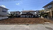 第1種低層住居専用地域内の周囲に高い建物が建たないエリアのため、日当たりや通風が確保しやすく、空が広く感じられる落ち着いた住環境が守られます。