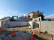 前面道路からの高低差により、周辺からの視線が届きにくいプライベート性の高い住環境です。青空が広がる開放的な空が印象的な、日当たり良好な立地です。
