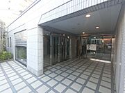 グレーを基調とした美しいタイル貼りの床面と壁面が、居住者やゲストを品格高く迎え入れます。隅々まで清掃が行き届いており、管理体制の良さが一目で伝わるクリーンな空間です。