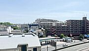 開放感のある眺望を楽しめる4階部分。周辺の建物との距離が十分に確保されており、向かいの建物からの視線を気にせず、プライバシーを守りながら快適に過ごせます。