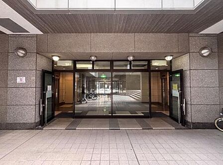 壁面には質感豊かな御影石風の石貼りを採用しており、居住者や訪れるゲストを格調高く迎え入れる、マンションの顔にふさわしい佇まいです。お気軽にお問い合わせください。