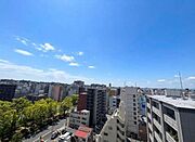 周囲に視界を遮る高い建物がなく、遠くまで見渡せる素晴らしい眺めが日常のものとなります。眼下には大通り公園の美しい街路樹が広がり、都市にいながらにして自然の潤いと季節の移り変わりを身近に感じられます。
