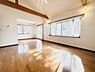 リビング/ダイニング：温かみのある木目の化粧梁が、お部屋全体のデザインにナチュラルで上質なアクセントを加えています。
