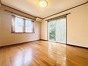 7.4帖の洋室～2面に窓が配置された2面採光設計となっており、お部屋の隅々まで明るい自然光が差し込み、風通しも良好です。