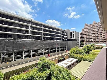 前方を大きく遮る高層の建物が隣接していないため、上部に大きく広がる開放的な空を見渡すことができます。朝の爽やかな青空から夕暮れ時の表情豊かなグラデーションまで、一日の心地よい光の変化を感じられます。