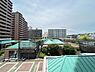 その他：手前には整備されたきれいで鮮やかな緑の屋根の景観と、周囲に彩りを添える青々とした樹木が広がっており、都会にいながら目にも心にも優しい景観を楽しめます。