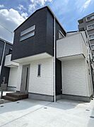 新築未入居。上階をダークカラーで引き締めることで、スマートかつ重厚感のある外観デザインに仕上がっています。キューブ型のシルエットが個性的で、モダンな街並みにも映えるデザインです。