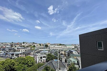 周辺は戸建てを中心とした落ち着いた街並みとなっており、高層建築物が目の前に建つリスクが低く、快適な眺望が保たれやすい環境です。