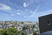 周辺は戸建てを中心とした落ち着いた街並みとなっており、高層建築物が目の前に建つリスクが低く、快適な眺望が保たれやすい環境です。