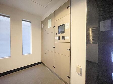 24時間いつでも荷物を受け取れる宅配ボックス完備です。再配達の手間がなくなり、忙しいライフスタイルをしっかりサポートする現代生活に欠かせない設備が揃っています。