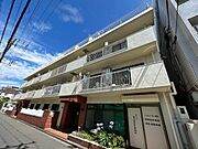 複数路線利用可能の利便性が魅力の立地。隣接する住戸と接する壁がない独立性の高い配棟設計のため、隣の音に悩まされずプライバシーに優れた静かな暮らしが叶います。
