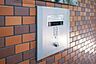 エントランス：マンションエントランスには防犯対策につながる「オートロック」を採用。マンション住人以外の侵入を防ぎます。お子様がいらっしゃるご家庭にも安心の設備です。