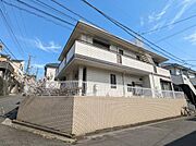 2面の道路に面した角地のため、隣地との間隔が十分に確保されており、圧迫感がなく堂々とした外観を誇ります。