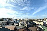 バルコニーの前面は低層の住宅街が広がっているため、視線を遮る大きなマンションやビルがなく、遠くまで視線がすっきりと抜ける気持ちの良い眺望です。