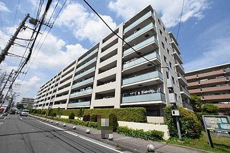 前面道路もしっかりと整備されており、敷地内へのアプローチもスムーズ。大規模レジデンスならではの、手入れの行き届いた共用部や、美しく保たれた植栽帯からも管理体制の良さが伺えまうs。