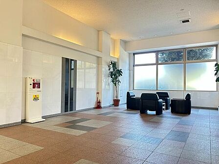 ホテルライクな気品が漂う開放的なエントランスロビーです。格調高い風合いの石貼りの壁面と、美しく敷き詰められたアースカラーの床タイルが、住まう人とゲストを優雅に迎え入れます。