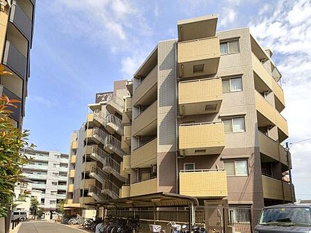 バルコニーの飛び出しや外階段のデザインが映える、立体感豊かな佇まい。角地ならではの開放感があり、道路に面した独立性の高いアプローチが魅力です。