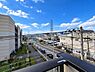 その他：前面棟との距離がしっかりと確保されているため、視界が遮られにくく、実際の開放感とプライベート感を高めています。