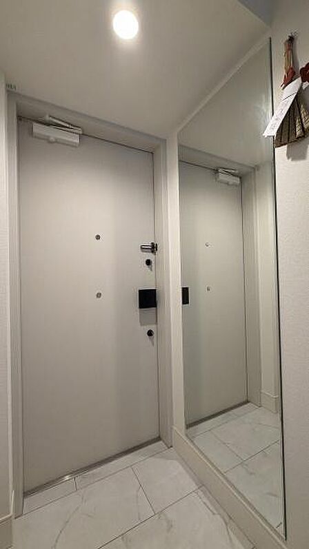 玄関壁面には、新築時にオプション設置されたスタイリッシュな大型ウォールミラー(姿見鏡)を装備。お出かけ前の全身コーディネートや身だしなみチェックがスムーズに行えます。