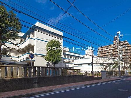 横浜市立本町小学校まで350m