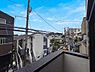 その他：バルコニーからの視界が広がり、周辺の街並みや空を大きく感じられる開放的なロケーションです。建物同士の距離が程よく保たれているため、日当たりや風通しにも優れています。