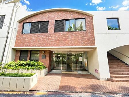 ガラス扉を採用したエントランスは開放感がありながらも、防犯面にも配慮された造りです。帰宅時に安心感を得られる、しっかりとした入口設計となっています。