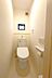 トイレ：白を基調としたシンプルで清潔感のあるトイレ空間です。毎日の快適な生活に欠かせない温水洗浄便座付きトイレを完備しています。