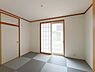和室：新調されたモダンな縁なし畳が市松模様に美しく映える、約6.0帖の和室空間。障子越しに差し込む柔らかな自然光が、心落ち着く癒やしのひとときを演出します。