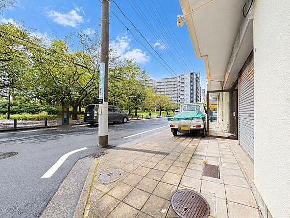敷地部分に2台...