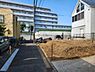 その他：前面道路は車の交通量が少なく、穏やかで落ち着いたプライベート感のある住環境が保たれています。敷地手前の道路幅や見通しも確認しやすく、ビルトイン車庫への駐車や切り返しも落ち着いて行うことができます。