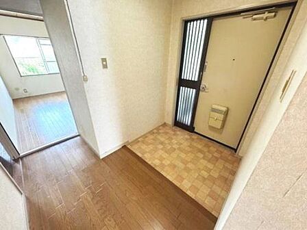 清潔感のある玄関は毎日の出入りに快適さを感じられます。窓付きで自然光が差し込み明るい雰囲気です。靴の脱ぎ履きがしやすい広さもポイントです。リビングに続くスムーズな動線も魅力です。