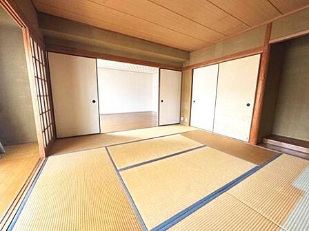 畳の状態が整っており落ち着いた印象のある和室です。ふすまや障子が和の雰囲気を感じさせます。木目の天井と柱が調和した空間です。隣室との仕切りができ使い分けも可能です。