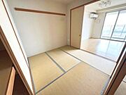 清潔感のある和室はシンプルで使いやすい空間です。隣接するリビングと一体感があり開放的な雰囲気が特徴です。畳の風合いが落ち着きをもたらしています。収納スペースも備えられており使い勝手が良いです。