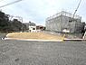 その他：落ち着いた住宅街に位置する物件です。前面道路が広く駐車もスムーズに行えます。自然豊かな環境でリラックスした生活が期待できます。周囲には緑が多く季節の移ろいを感じられるでしょう。