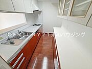 大容量収納を備えた対面式キッチン。お料理中も家族とのコミュニケーションは大切にしたいものですね。お気に入りのキッチン空間は毎日のお料理を気持ちよくしてくれます。ディスポーザー、ビルトイン食洗器あり♪