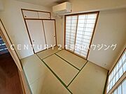 家族団らんに、ゲストルームとして、お子様のスペースとして、様々なシーンに活躍する和室があるタイプのお部屋です。収納は布団なども仕舞える奥行きのある押し入れタイプ