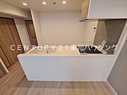 大容量収納を備えた対面式キッチン。お料理中も家族とのコミュニケーションは大切にしたいものですね。お気に入りのキッチン空間は毎日のお料理を気持ちよくしてくれます。ビルトイン食洗器あり♪