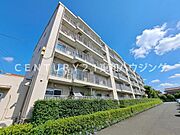 落ち着いたホワイトの外壁のマンションです。内覧のご相談は店舗フリーコール0120-505-750までどうぞ(^^♪