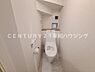 トイレ：白を基調とした、シンプルで落ち着くデザイン。洗浄付き温水便座、毎日の生活に欠かせないお手洗いだからこそ、ほっと落ち着く空間としての機能を重視された設計です。