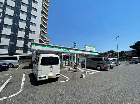 ファミリーマートまで徒歩1分