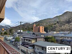 山が見えます。季節ごとの新緑や紅葉に癒されます。