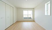 「陽の恵み」　爽やかな陽ざしを感じられる日当たりの良い洋室早起き爽やか、元気な一日に大切な陽の恵み。