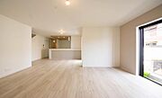 「上質な空間を」開放感と日当たりの良さに恵まれたリビング空間。