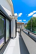 「清々しいバルコニー」広々としたバルコニーは陽当たりはもちろん、解放感や眺望も楽しめます。碧空を満喫し心が透きとおる。癒される心地よい空間。