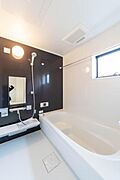 一日の疲れを癒す、上質なバスタイムを。落ち着いたデザインが心に安らぎを与えます。家族でゆったり寛げる、贅沢なひとときを。