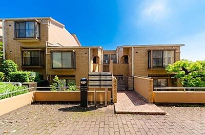外観：ペットと暮らせるお庭付きのマンションです　フルリフォーム