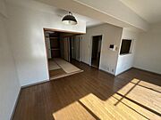リビングダイニングと和室が隣接する間取りとなっており、開放的な空間をつくることが可能です。