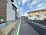 その他：広々とした前面道路が特徴の現地写真です。周辺には整備された歩道があり通勤や散歩に便利な環境です。近隣には住宅が立ち並び街並みが整っています。快適な暮らしを実現するための立地条件が整っています。