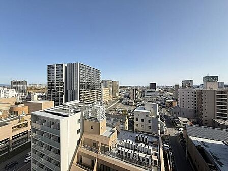 現地からの眺望は遠くまで広がる開放感があります。高層階ならではの見晴らしが魅力です。周囲の建物や街並みが一望でき開けた景色が楽しめます。晴れた日には青空が映えすっきりとした印象です。