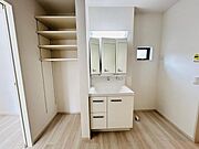 収納棚が壁面に備え付けられており整理整頓がしやすい洗面台です。三面鏡が備わっているので身だしなみのチェックにも便利です。窓があるため明るさと通風も確保されています。